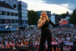 Abschluss von "Sindelfingen rockt" mit Helene-Fischer-Double Victoria Kern.